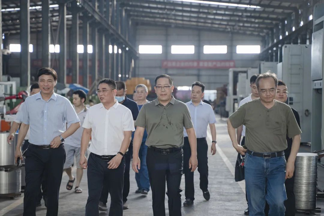 衡東縣縣委副書記、縣長對朝陽集團自動化生產線進行視察